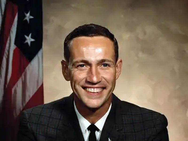 بیوگرافی دان اف آیزل فضانوردی آمریکایی